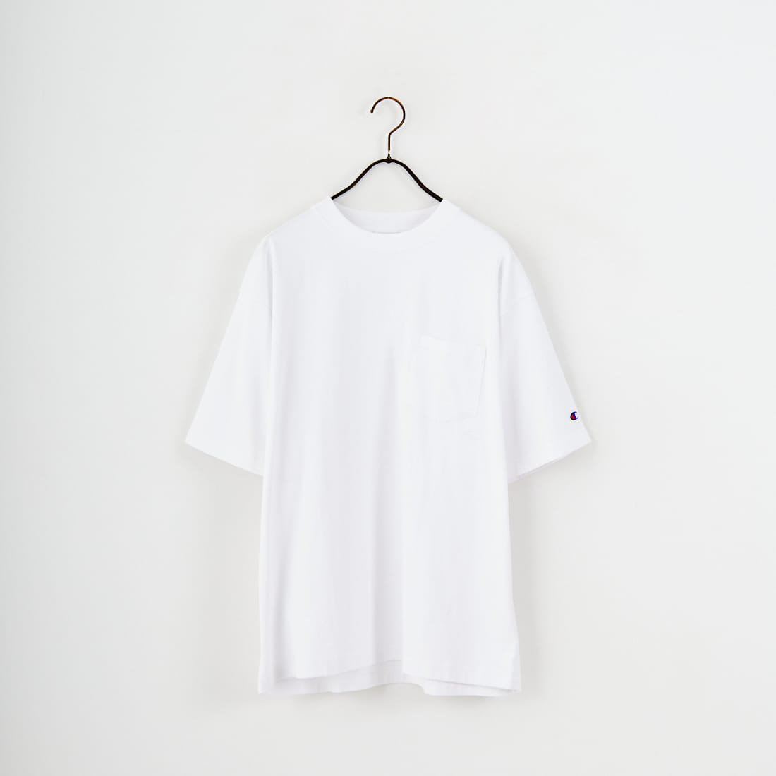 Champion [チャンピオン] 別注 スリーアイコン ロゴ刺繍ポケットTシャツ [C8-D334-JF]です。