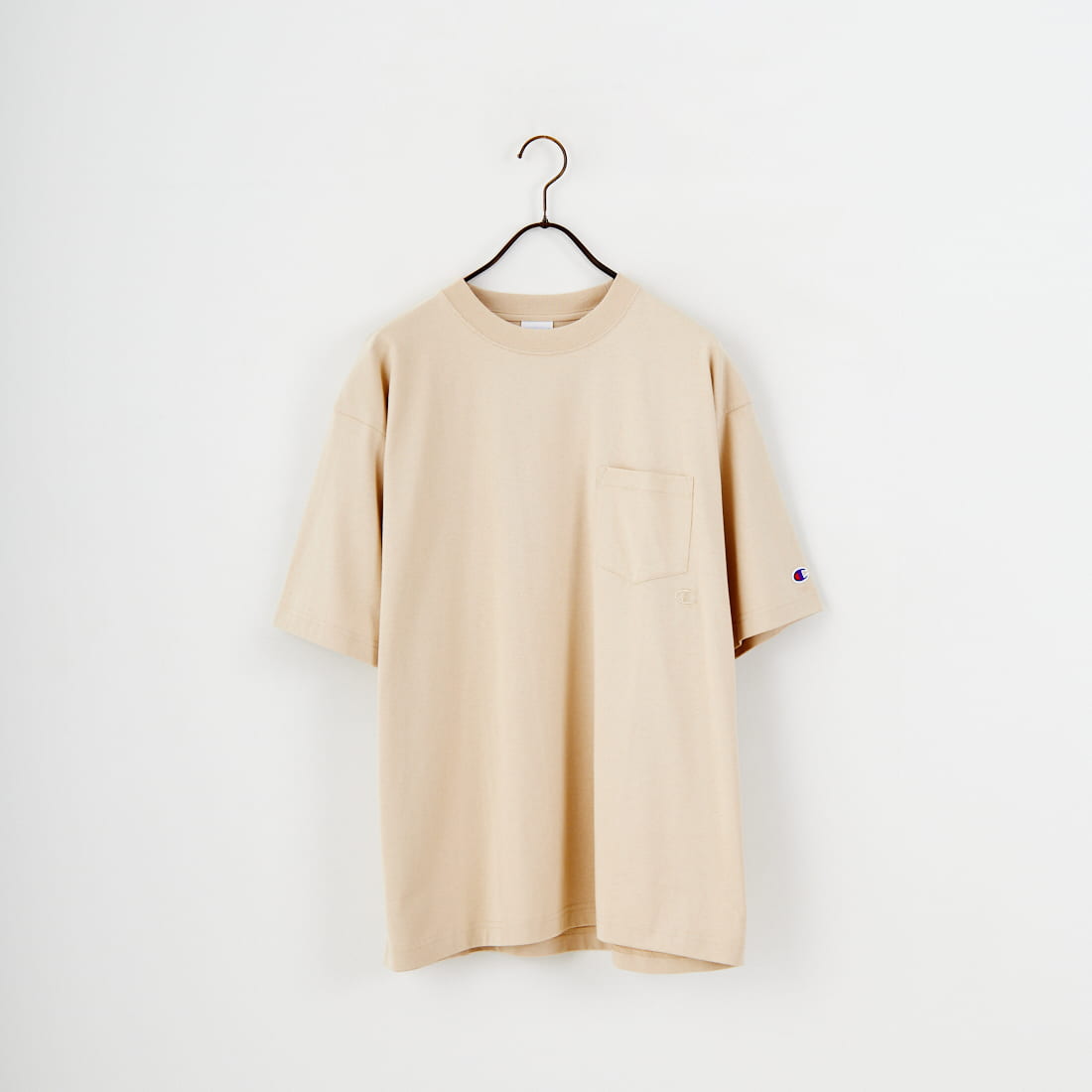 Champion [チャンピオン] 別注 スリーアイコン ロゴ刺繍ポケットTシャツ [C8-D334-JF]です。