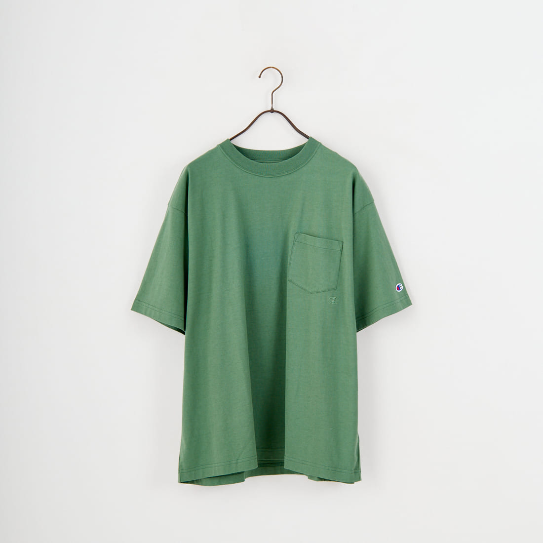 Champion [チャンピオン] 別注 スリーアイコン ロゴ刺繍ポケットTシャツ [C8-D334-JF]です。