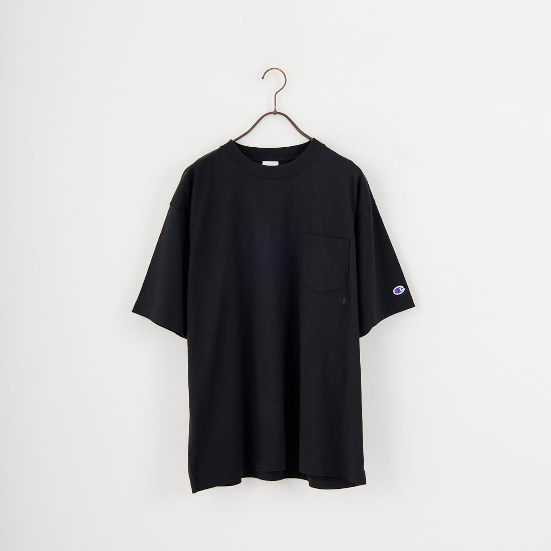 Champion [チャンピオン] 別注 スリーアイコン ロゴ刺繍ポケットTシャツ [C8-D334-JF]です。