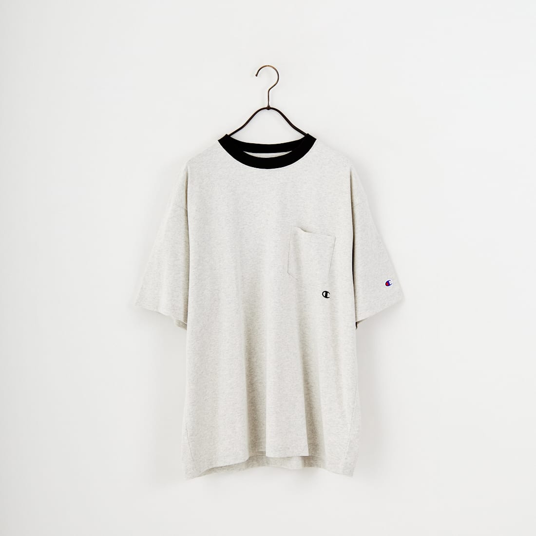 Champion [チャンピオン] 別注 スリーアイコン ロゴ刺繍ポケットTシャツ [C8-D334-JF]です。