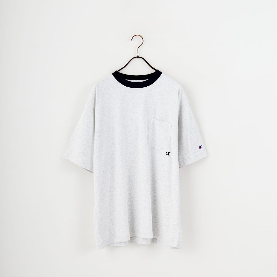 Champion [チャンピオン] 別注 スリーアイコン ロゴ刺繍ポケットTシャツ [C8-D334-JF]です。