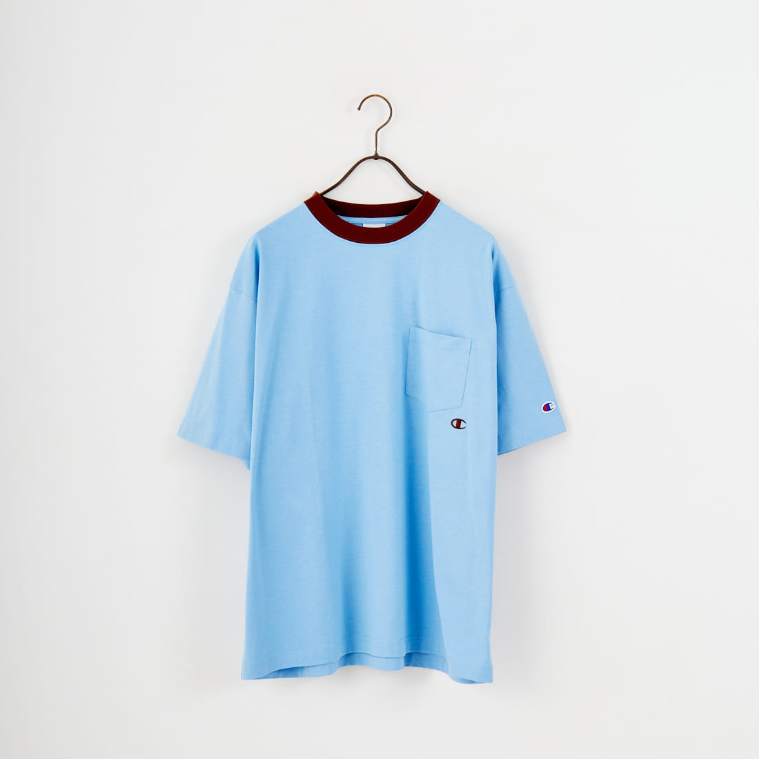 Champion [チャンピオン] 別注 スリーアイコン ロゴ刺繍ポケットTシャツ [C8-D334-JF]です。