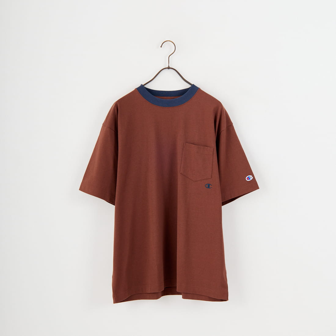 Champion [チャンピオン] 別注 スリーアイコン ロゴ刺繍ポケットTシャツ [C8-D334-JF]です。