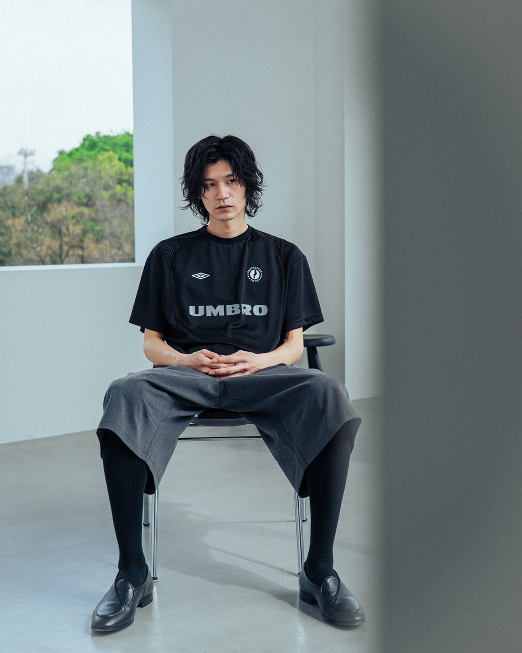 UMBRO [アンブロ] 別注 メッシュ切り替え ゲームシャツ [UMNK26SS-GS01-JF]とUMBRO [アンブロ] 別注 ワンポイント刺繍ロゴ バギーショートパンツ [17026S-PT01NK-JF]です。
