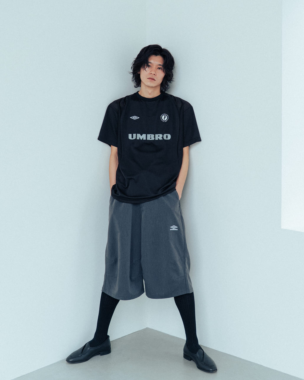UMBRO [アンブロ] 別注 メッシュ切り替え ゲームシャツ [UMNK26SS-GS01-JF]とUMBRO [アンブロ] 別注 ワンポイント刺繍ロゴ バギーショートパンツ [17026S-PT01NK-JF]です。