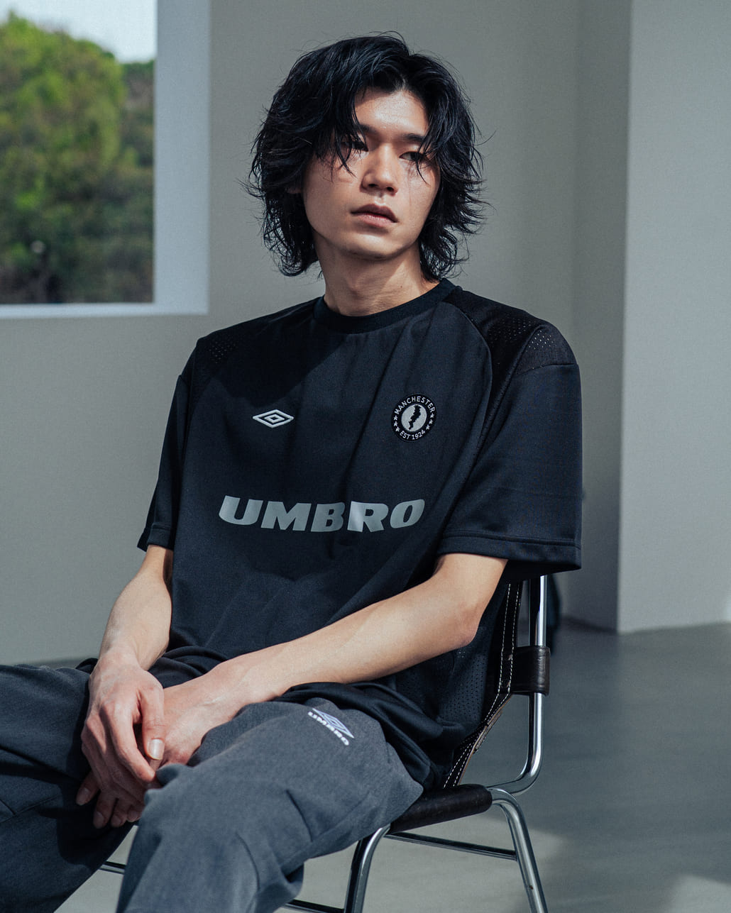 UMBRO [アンブロ] 別注 メッシュ切り替え ゲームシャツ [UMNK26SS-GS01-JF]とUMBRO [アンブロ] 別注 ワンポイント刺繍ロゴ バギーショートパンツ [17026S-PT01NK-JF]です。