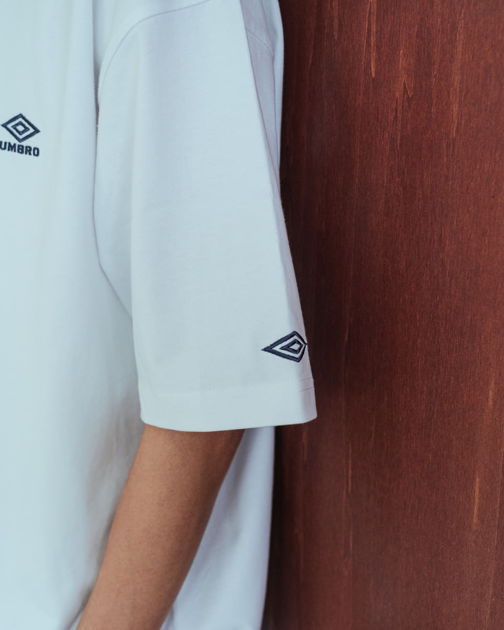 UMBRO [アンブロ] 別注 ワンポイント刺繍ロゴ ショートスリーブTシャツ [UMNK26SS-PO03-JF]です。