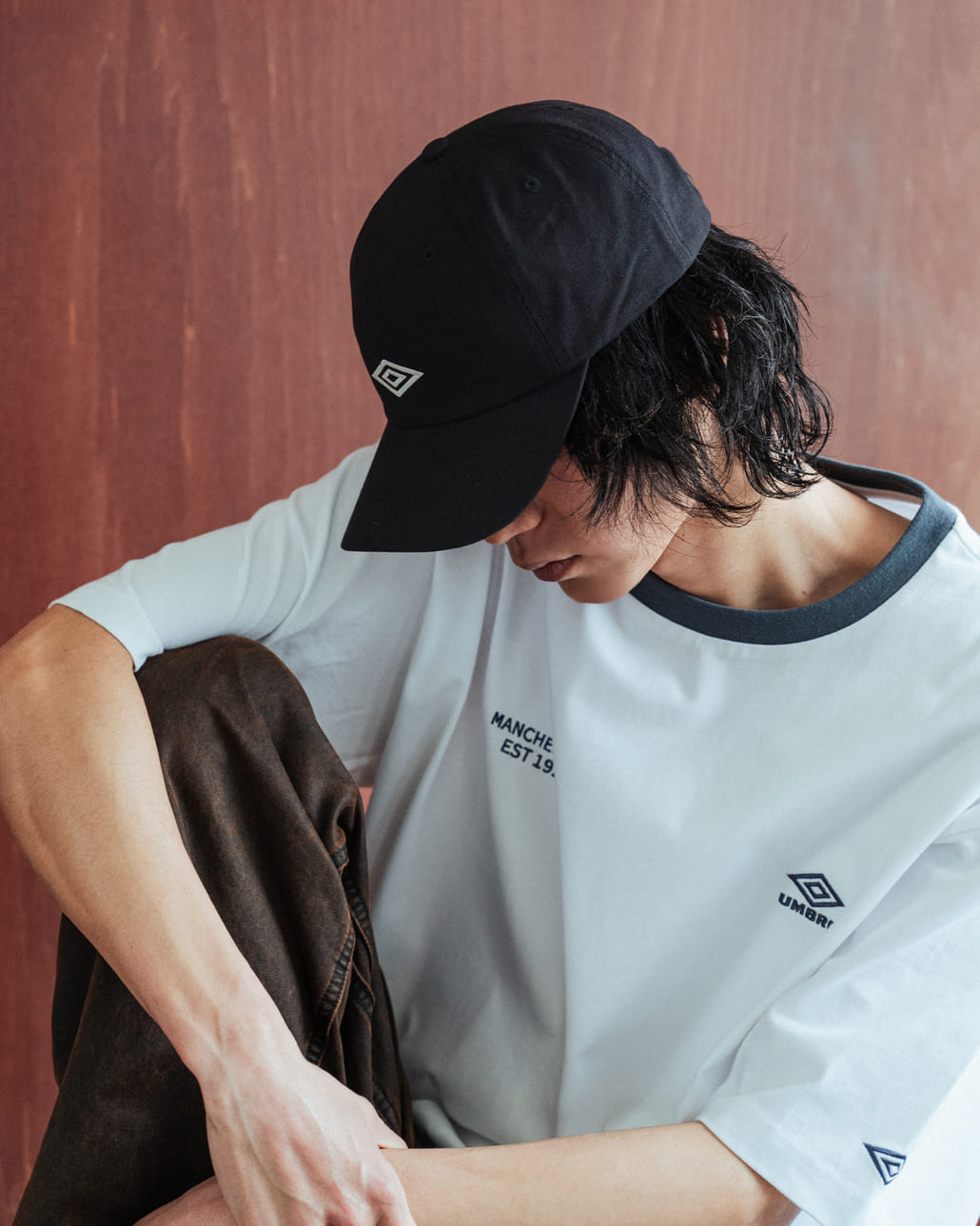 UMBRO [アンブロ] 別注 ワンポイント刺繍ロゴ ショートスリーブTシャツ [UMNK26SS-PO03-JF]とUMBRO [アンブロ] 別注 ワンポイント刺繍ロゴキャップ [SLG-05164-JF]です。