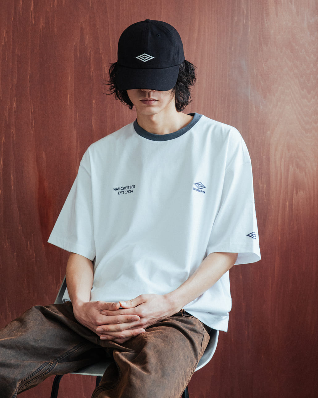 UMBRO [アンブロ] 別注 ワンポイント刺繍ロゴ ショートスリーブTシャツ [UMNK26SS-PO03-JF]とUMBRO [アンブロ] 別注 ワンポイント刺繍ロゴキャップ [SLG-05164-JF]です。