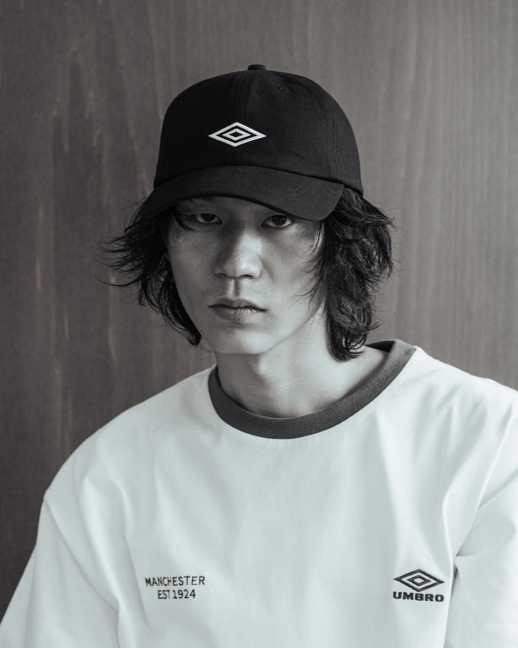 UMBRO [アンブロ] 別注 ワンポイント刺繍ロゴ ショートスリーブTシャツ [UMNK26SS-PO03-JF]とUMBRO [アンブロ] 別注 ワンポイント刺繍ロゴキャップ [SLG-05164-JF]です。
