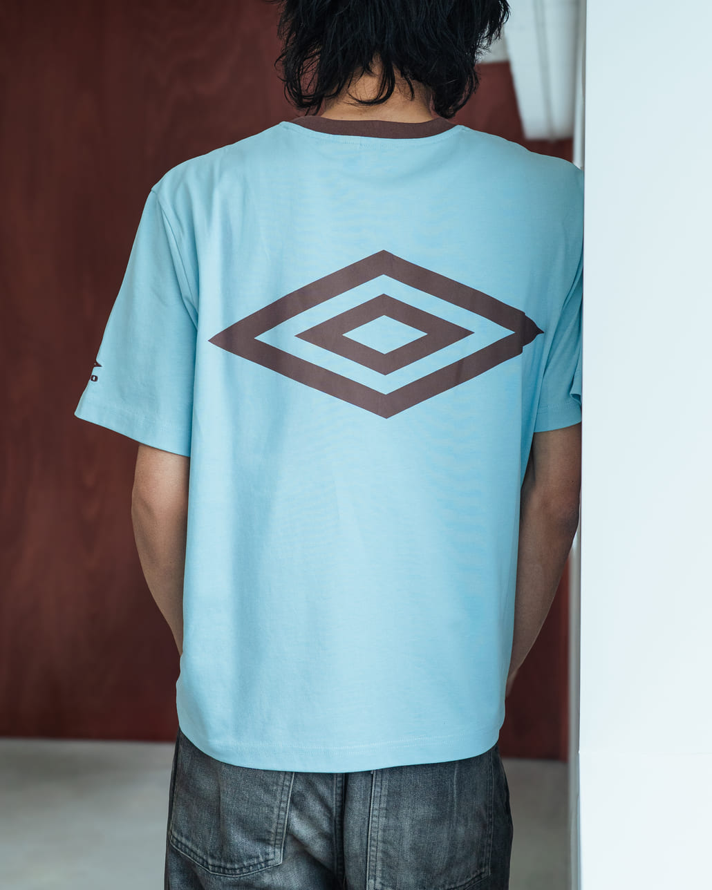 UMBRO [アンブロ] 別注 バックプリント コンパクトTシャツ [UMNK26SS-PO02-JF]です。