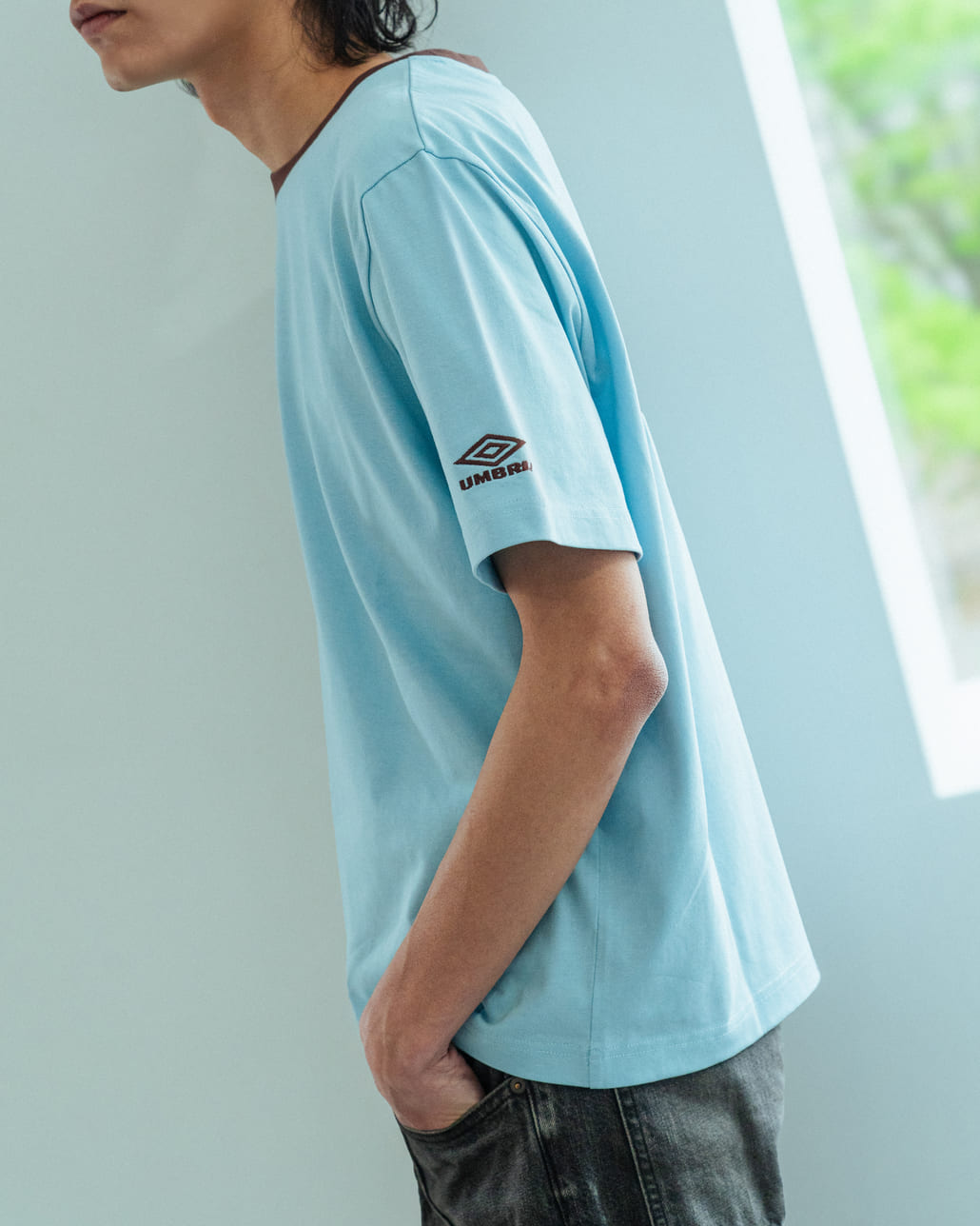 UMBRO [アンブロ] 別注 バックプリント コンパクトTシャツ [UMNK26SS-PO02-JF]です。