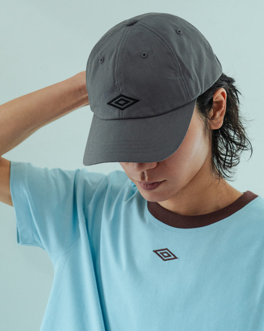 UMBRO [アンブロ] 別注 バックプリント コンパクトTシャツ [UMNK26SS-PO02-JF]とUMBRO [アンブロ] 別注 ワンポイント刺繍ロゴキャップ [SLG-05164-JF]です。です。