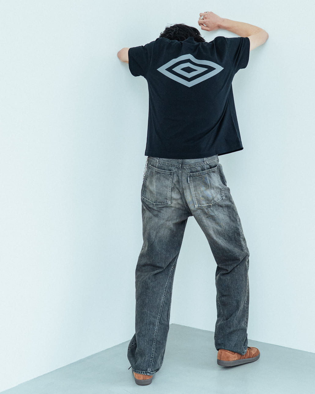 UMBRO [アンブロ] 別注 バックプリント コンパクトTシャツ [UMNK26SS-PO02-JF]です。