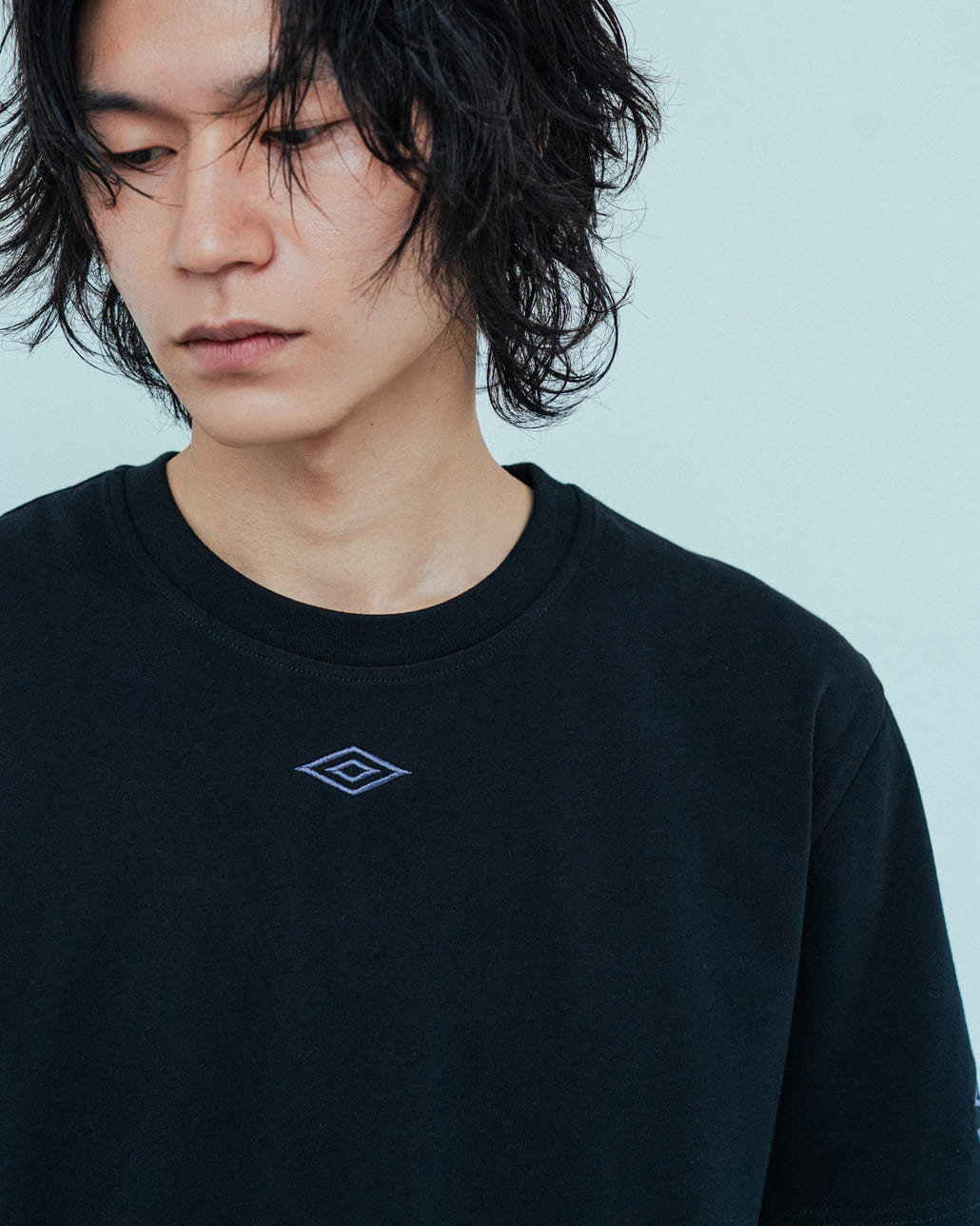 UMBRO [アンブロ] 別注 バックプリント コンパクトTシャツ [UMNK26SS-PO02-JF]です。
