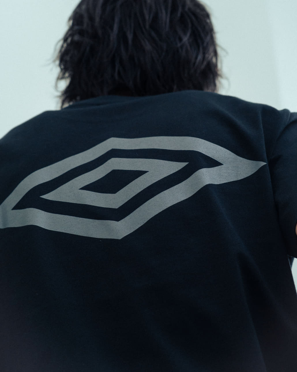 UMBRO [アンブロ] 別注 バックプリント コンパクトTシャツ [UMNK26SS-PO02-JF]です。