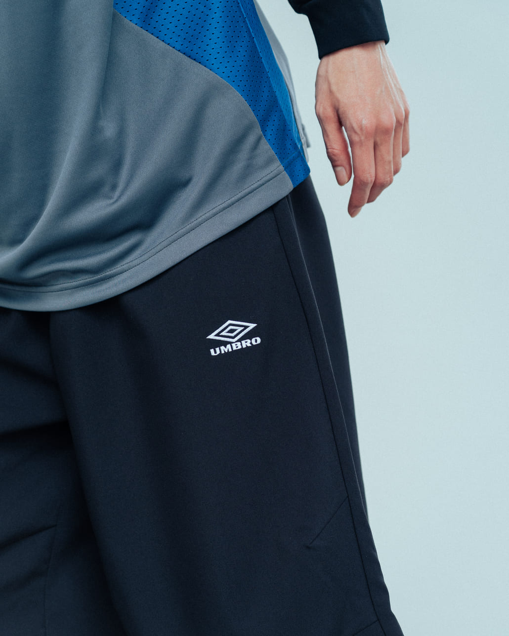 UMBRO [アンブロ] 別注 メッシュ切り替え ゲームシャツ [UMNK26SS-GS01-JF]とUMBRO [アンブロ] 別注 ワンポイント刺繍ロゴ バギーショートパンツ [17026S-PT01NK-JF]です。