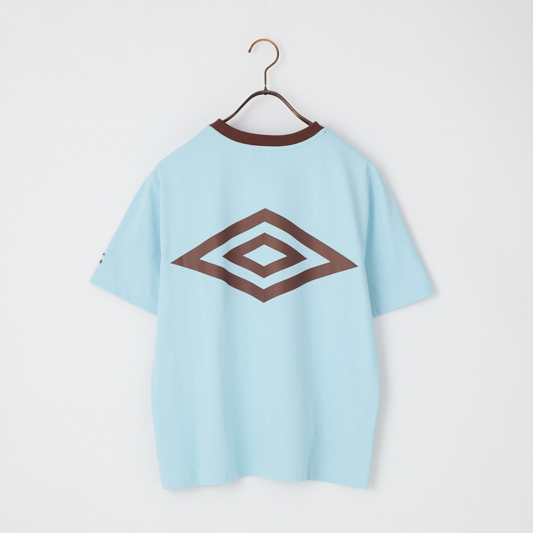 UMBRO [アンブロ] 別注 バックプリント コンパクトTシャツ [UMNK26SS-PO02-JF]です。