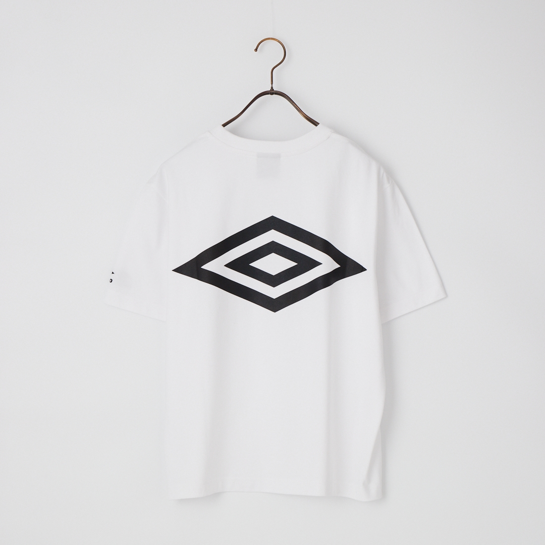 UMBRO [アンブロ] 別注 バックプリント コンパクトTシャツ [UMNK26SS-PO02-JF]です。