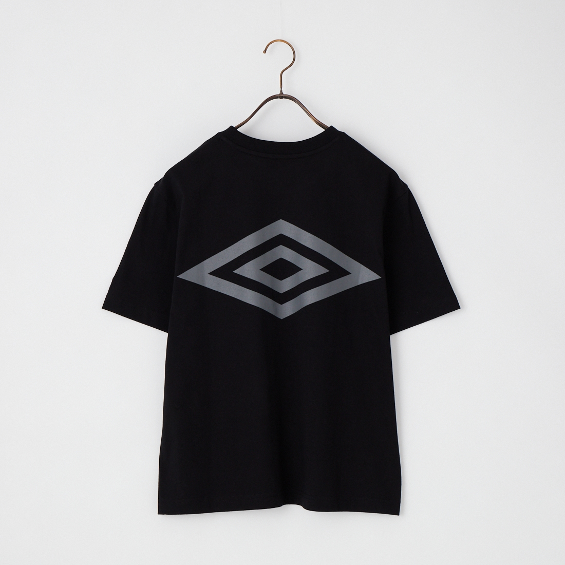 UMBRO [アンブロ] 別注 バックプリント コンパクトTシャツ [UMNK26SS-PO02-JF]です。
