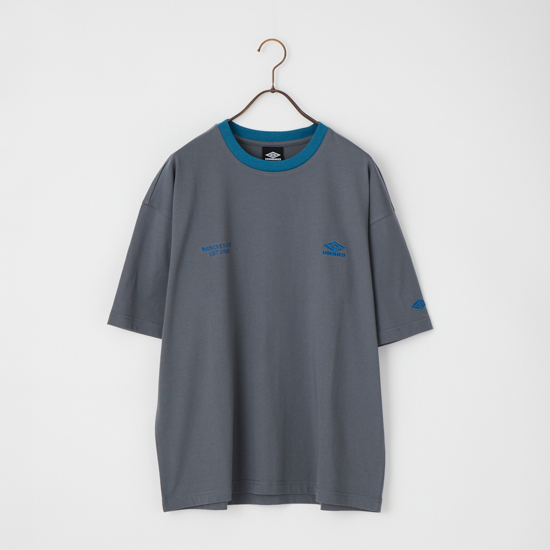 UMBRO [アンブロ] 別注 ワンポイント刺繍ロゴ ショートスリーブTシャツ [UMNK26SS-PO03-JF]です。
