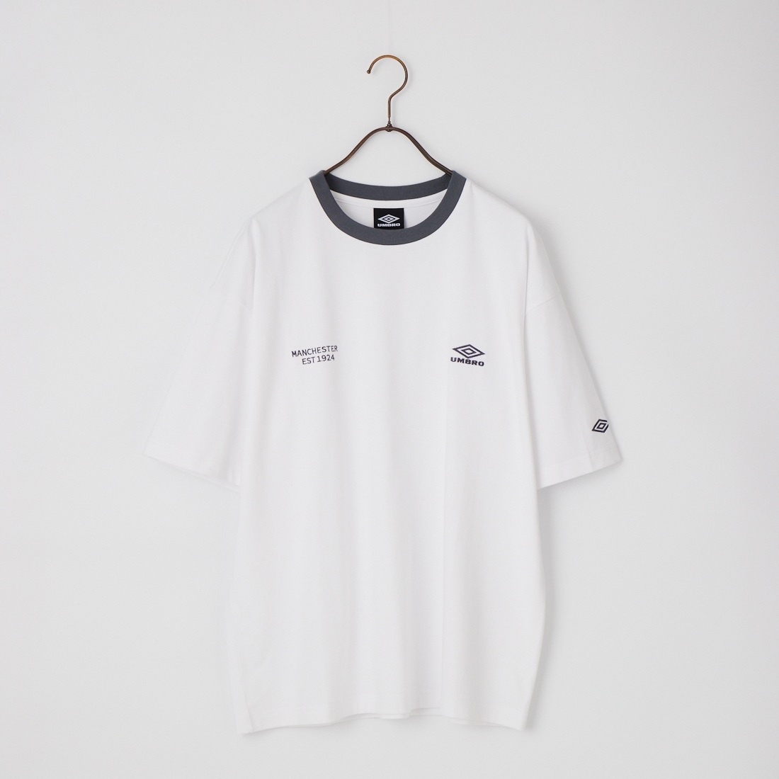 UMBRO [アンブロ] 別注 ワンポイント刺繍ロゴ ショートスリーブTシャツ [UMNK26SS-PO03-JF]です。