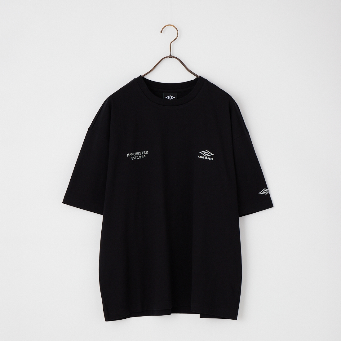 UMBRO [アンブロ] 別注 ワンポイント刺繍ロゴ ショートスリーブTシャツ [UMNK26SS-PO03-JF]です。