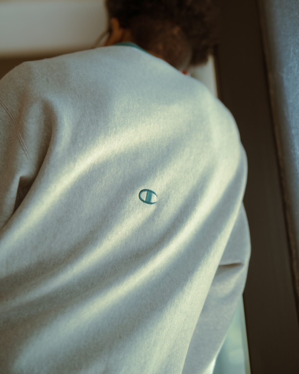 Champion [チャンピオン] 別注 スリーアイコン ロゴ刺繍スウェット [C8-E024-JF]です。