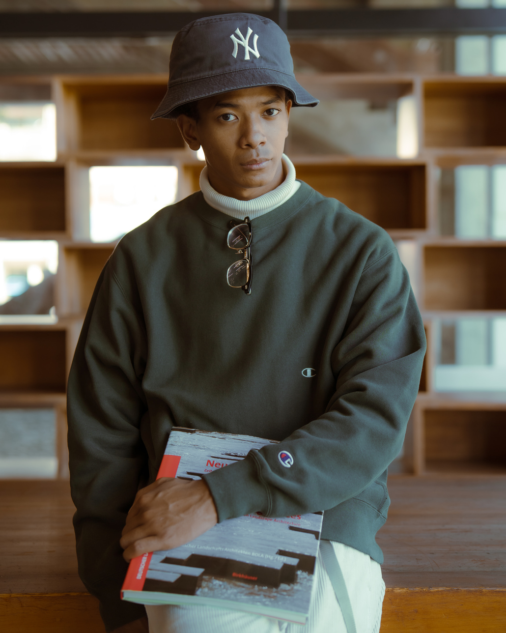 Champion [チャンピオン] 別注 スリーアイコン ロゴ刺繍スウェット [C8-E024-JF]です。