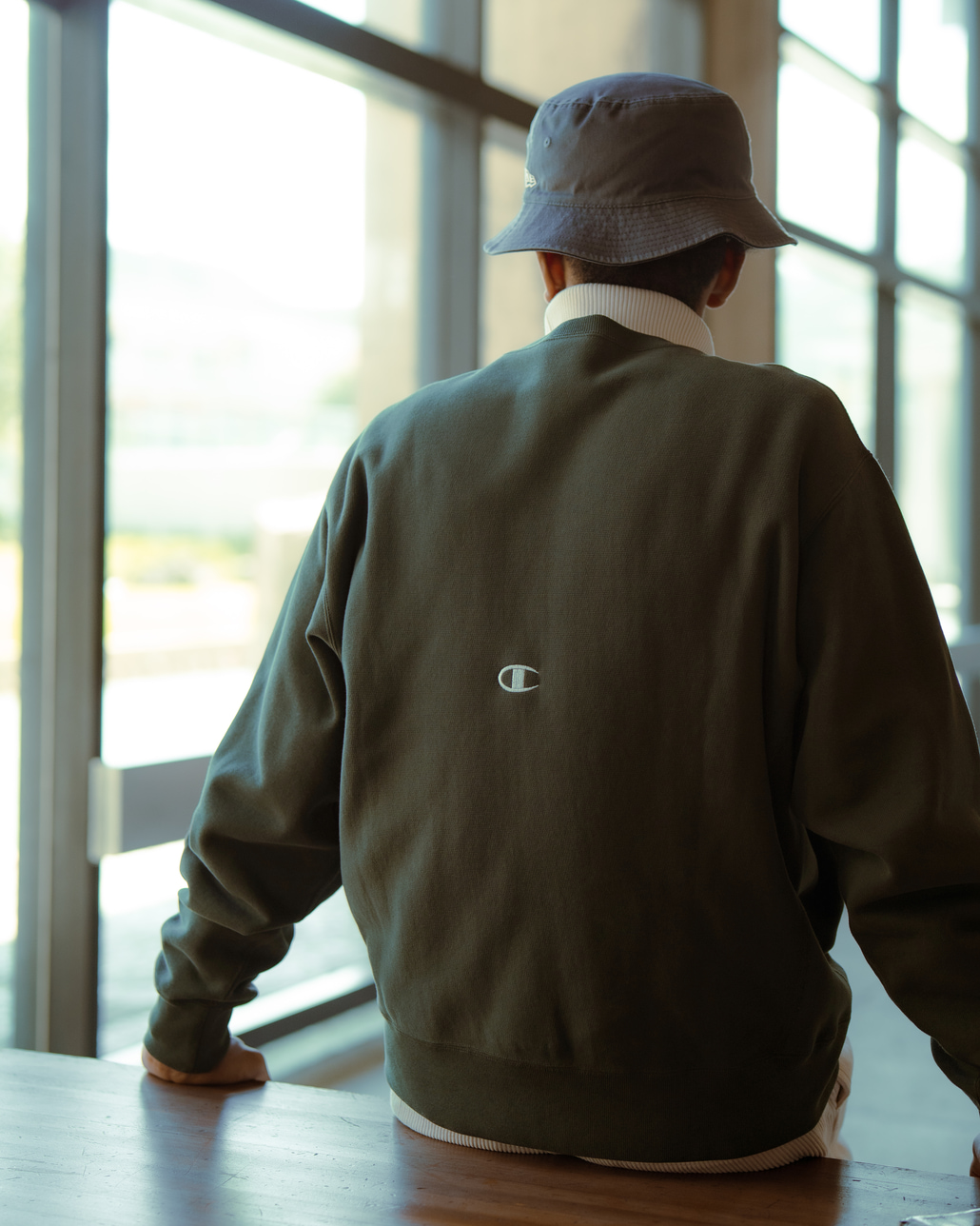 Champion [チャンピオン] 別注 スリーアイコン ロゴ刺繍スウェット [C8-E024-JF]です。