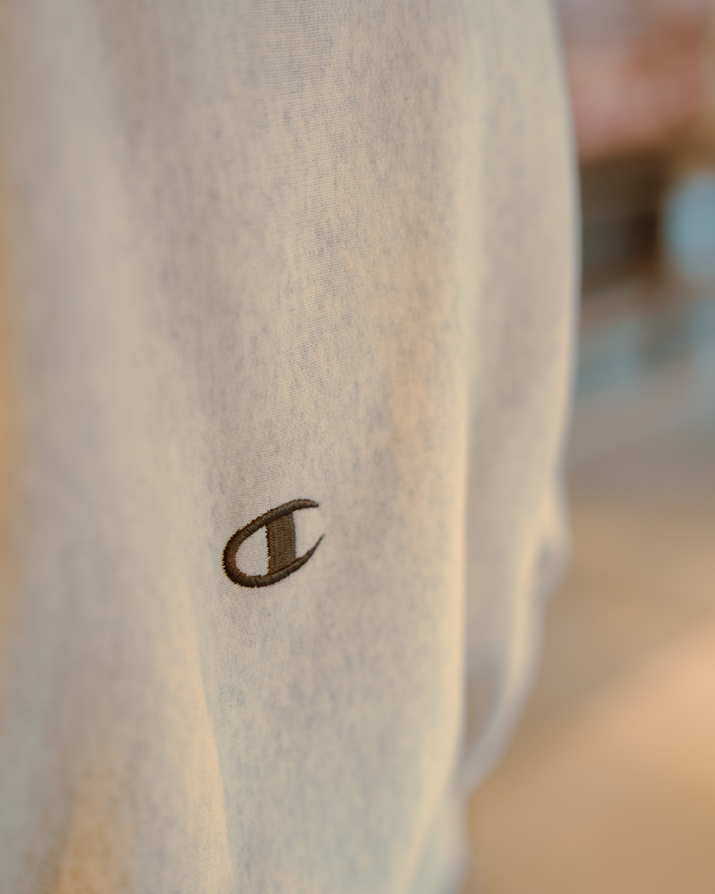 Champion [チャンピオン] 別注 スリーアイコン ロゴ刺繍スウェット [C8-E024-JF]です。