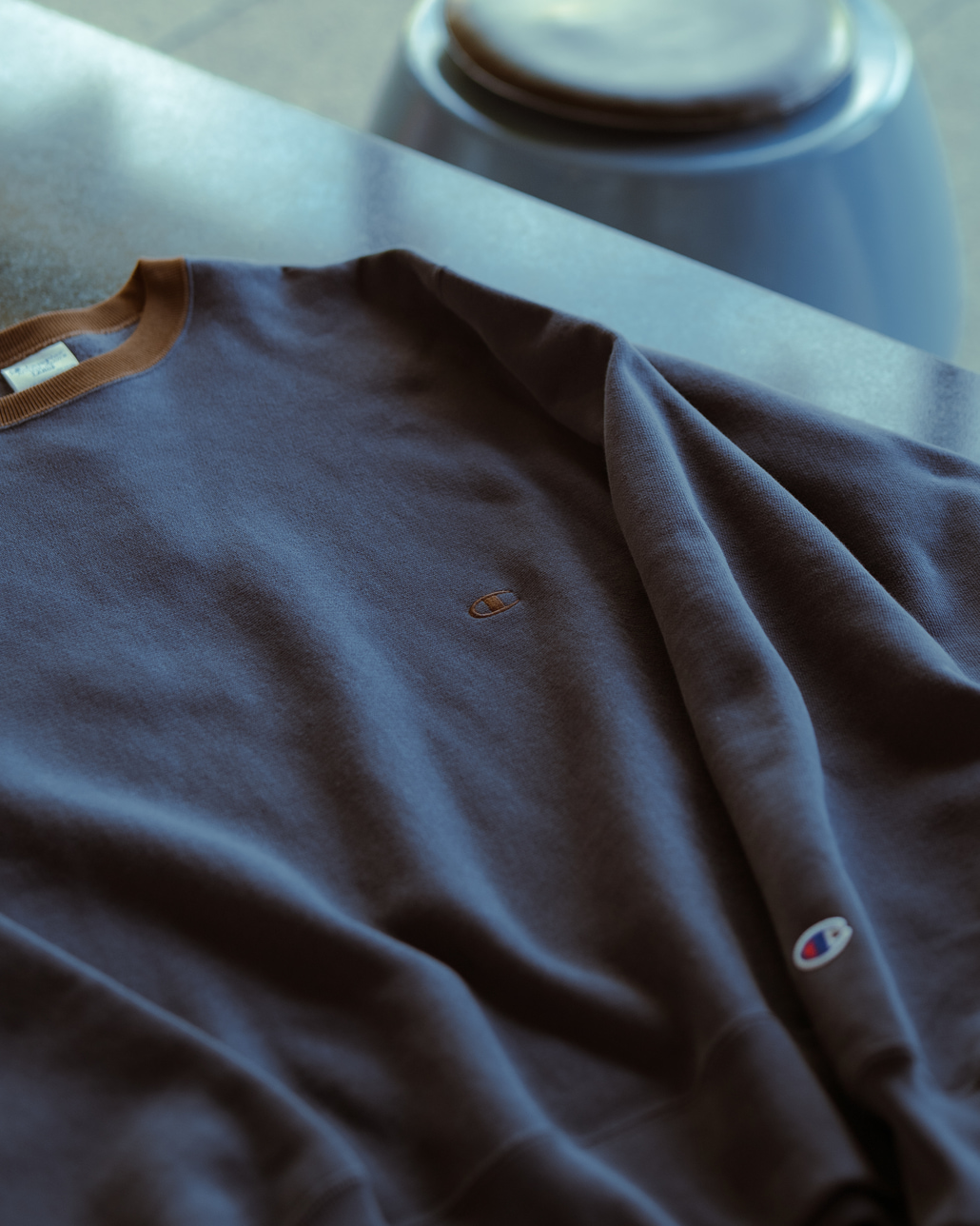 Champion [チャンピオン] 別注 スリーアイコン ロゴ刺繍スウェット [C8-E024-JF]です。