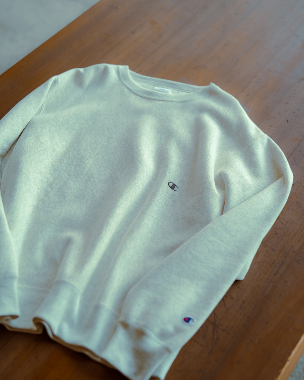Champion [チャンピオン] 別注 スリーアイコン ロゴ刺繍スウェット [C8-E024-JF]です。