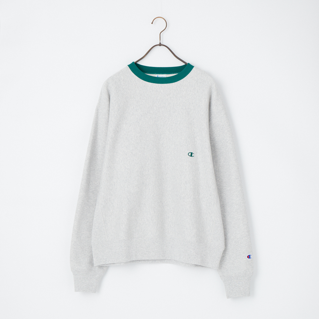 Champion [チャンピオン] 別注 スリーアイコン ロゴ刺繍スウェット [C8-E024-JF]です。