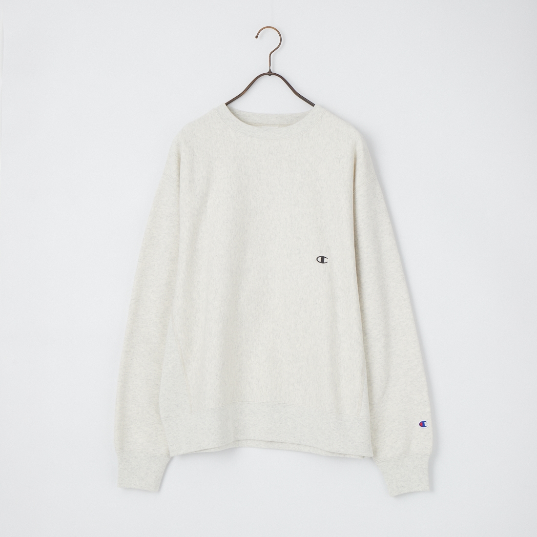 Champion [チャンピオン] 別注 スリーアイコン ロゴ刺繍スウェット [C8-E024-JF]です。