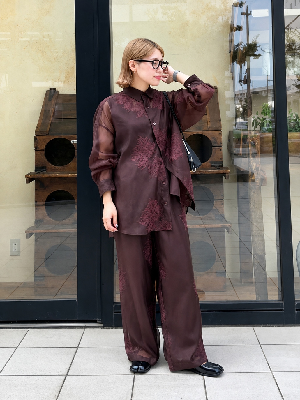USINE [ユジーヌ] 刺繍オーガンジーオーバーサイズシャツと刺繍オーガンジーワイドパンツのセットアップを着用したスタッフスタイリングです。