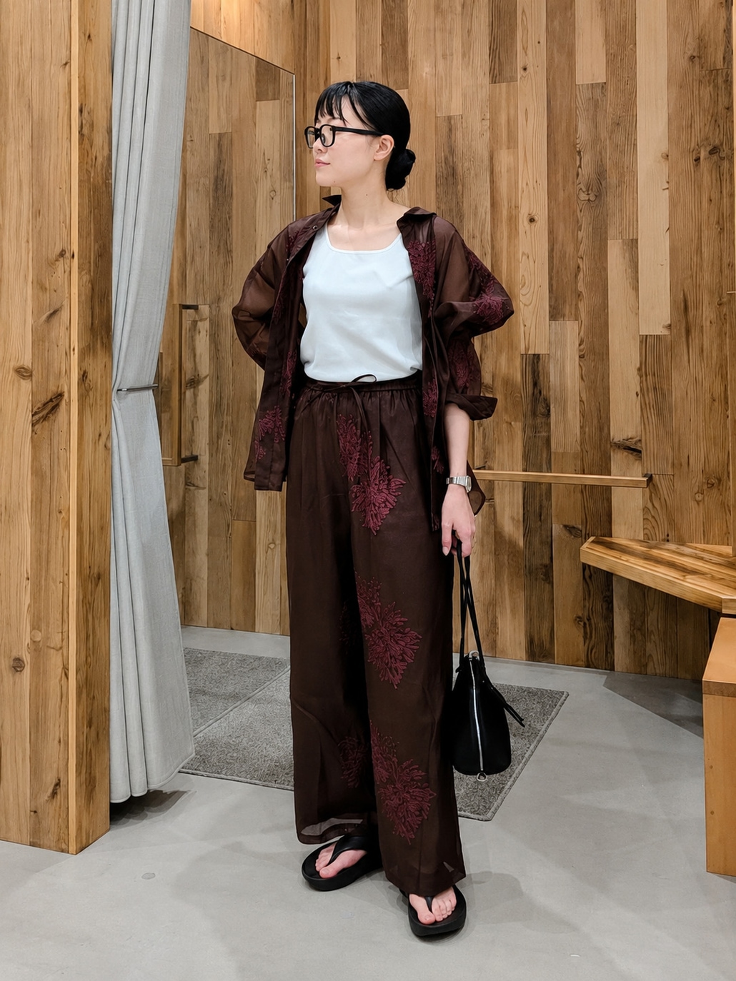 USINE [ユジーヌ] 刺繍オーガンジーオーバーサイズシャツと刺繍オーガンジーワイドパンツのセットアップを着用したスタッフスタイリングです。