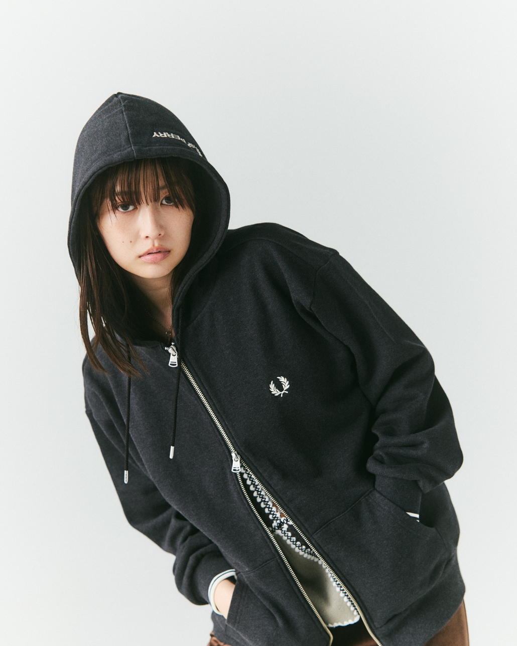 FRED PERRY [フレッドペリー] 別注 フードロゴ刺繍スウェットジップパーカー [FPM-26A-011JF]です。