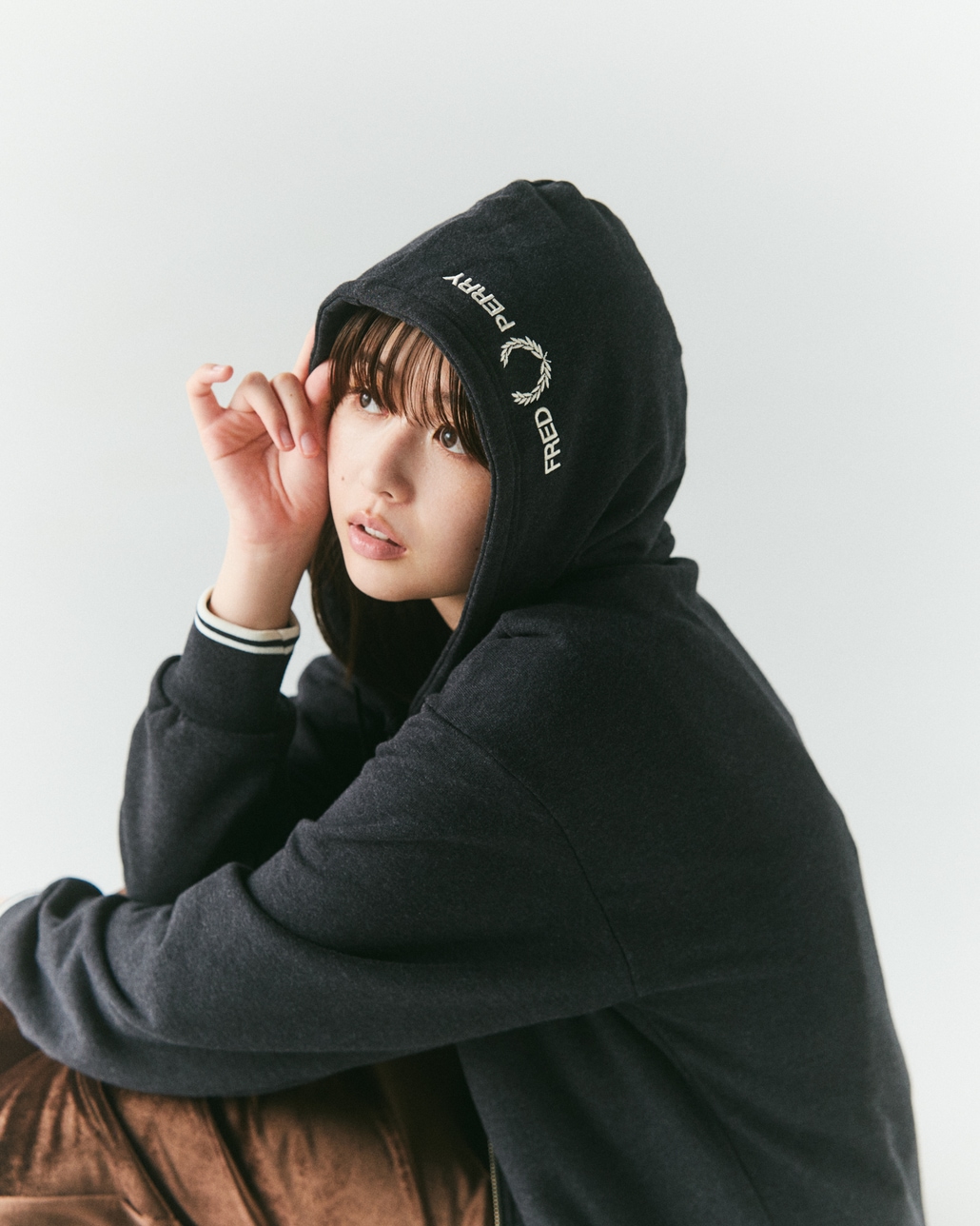 FRED PERRY [フレッドペリー] 別注 フードロゴ刺繍スウェットジップパーカー [FPM-26A-011JF]です。