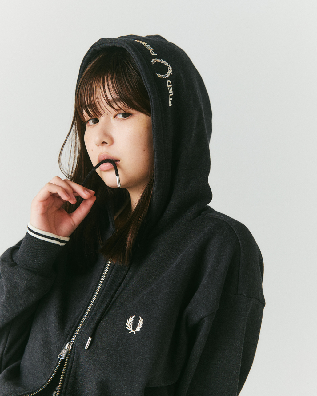 FRED PERRY [フレッドペリー] 別注 フードロゴ刺繍スウェットジップパーカー [FPM-26A-011JF]です。