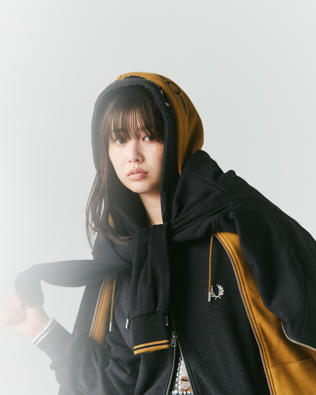 FRED PERRY [フレッドペリー] 別注 フードロゴ刺繍スウェットジップパーカー [FPM-26A-011JF]です。
