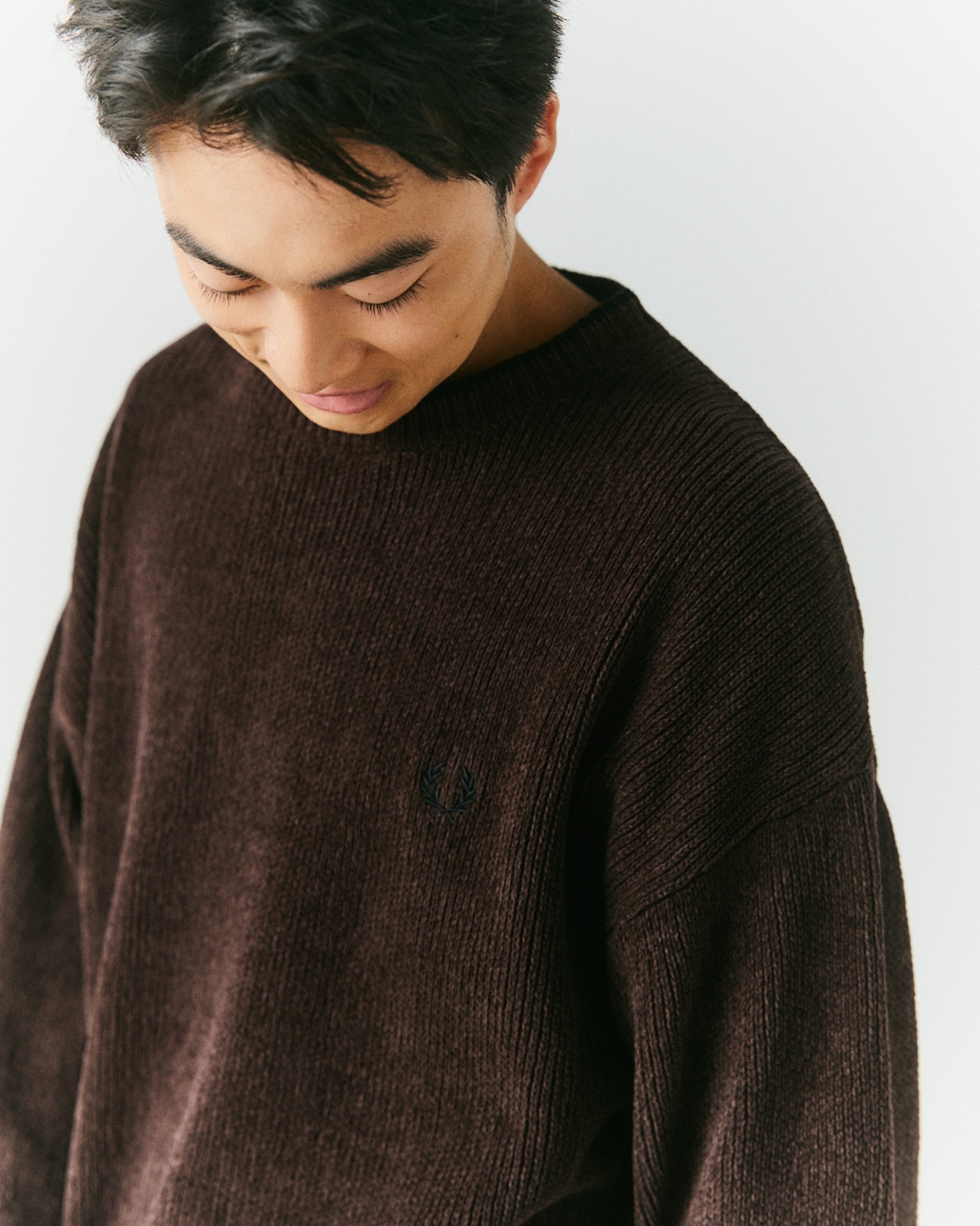 FRED PERRY [フレッドペリー] 別注 ワンポイントロゴ刺繍 クルーネックモールニット [FPM-26A-007JF]です。