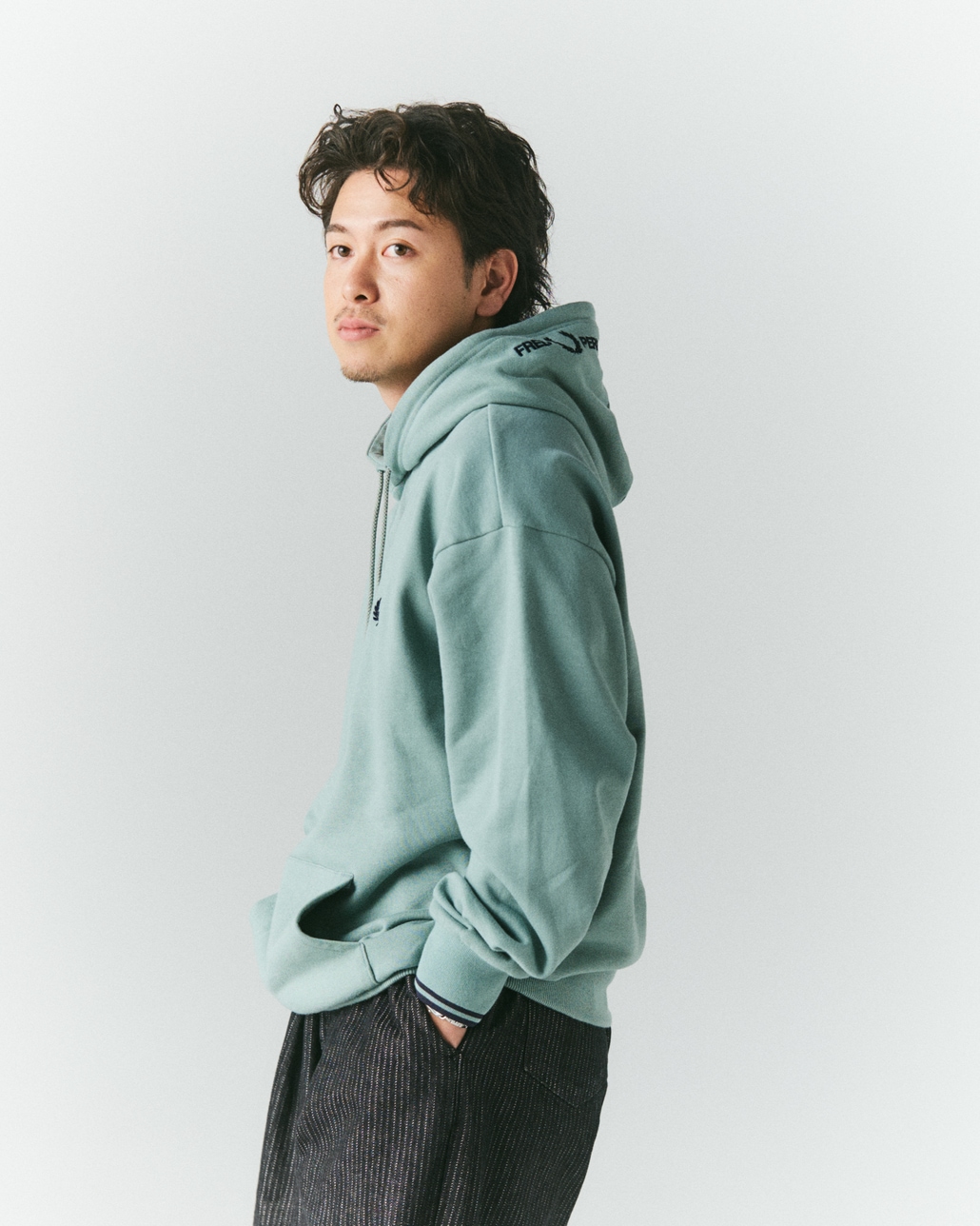 FRED PERRY [フレッドペリー] 別注 フードロゴ刺繍スウェットパーカー [FPM-26A-012JF]です。