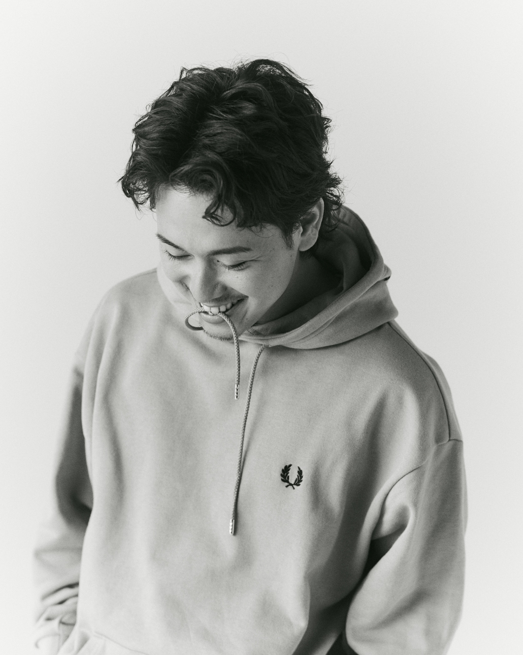 FRED PERRY [フレッドペリー] 別注 フードロゴ刺繍スウェットパーカー [FPM-26A-012JF]です。