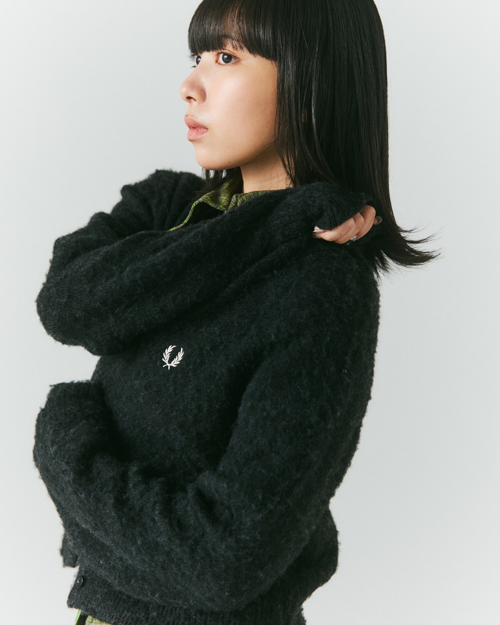 FRED PERRY [フレッドペリー] 別注 ワンポイントロゴ刺繍 クロップド丈シャギーニットカーディガン [FPW-26A-008-JF]です。