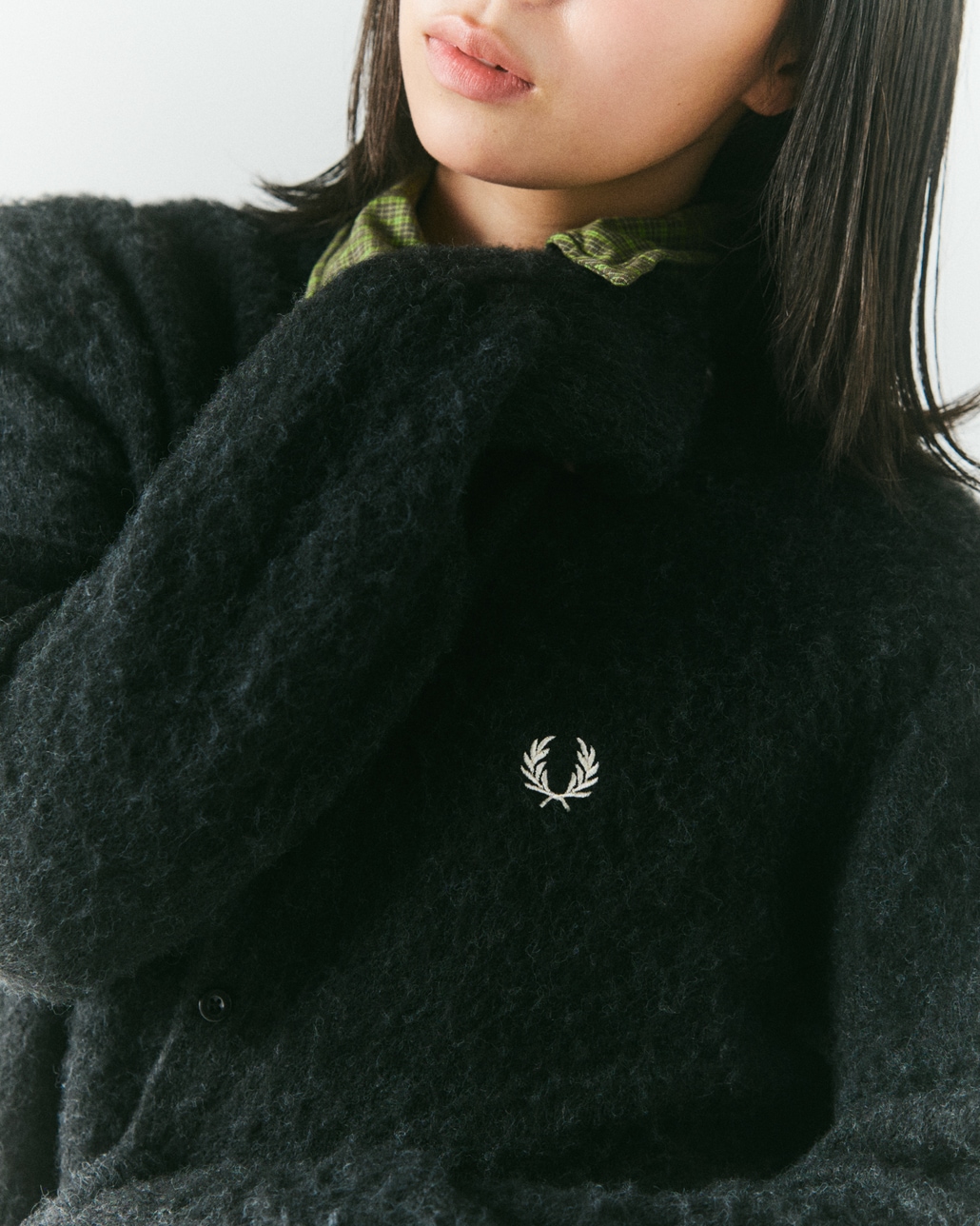 FRED PERRY [フレッドペリー] 別注 ワンポイントロゴ刺繍 クロップド丈シャギーニットカーディガン [FPW-26A-008-JF]です。