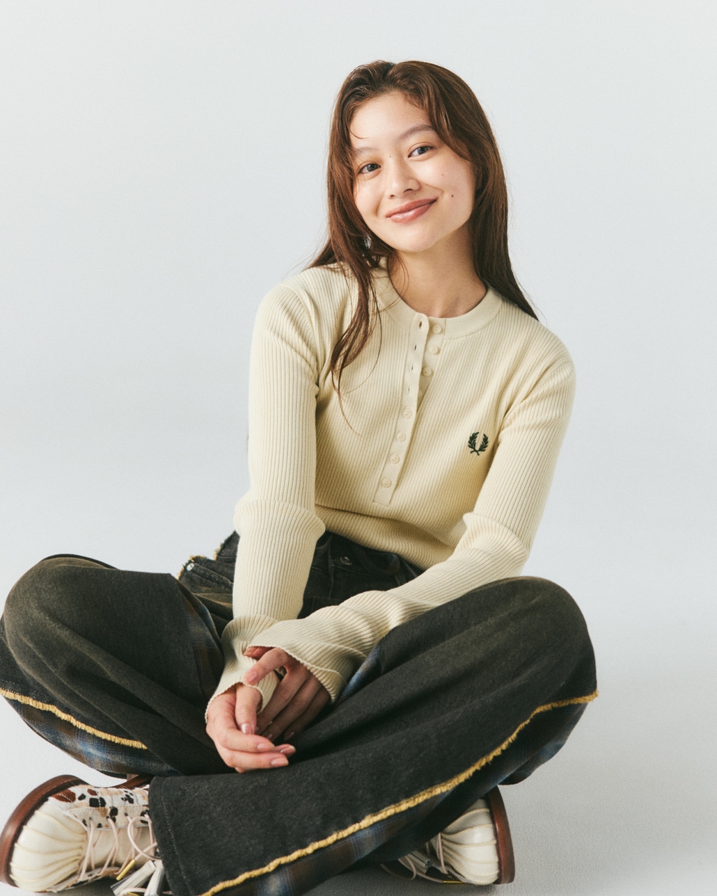 FRED PERRY [フレッドペリー] 別注 ワンポイントロゴ刺繍 ヘンリーネックリブニット [FPW-26A-009-JF]です。