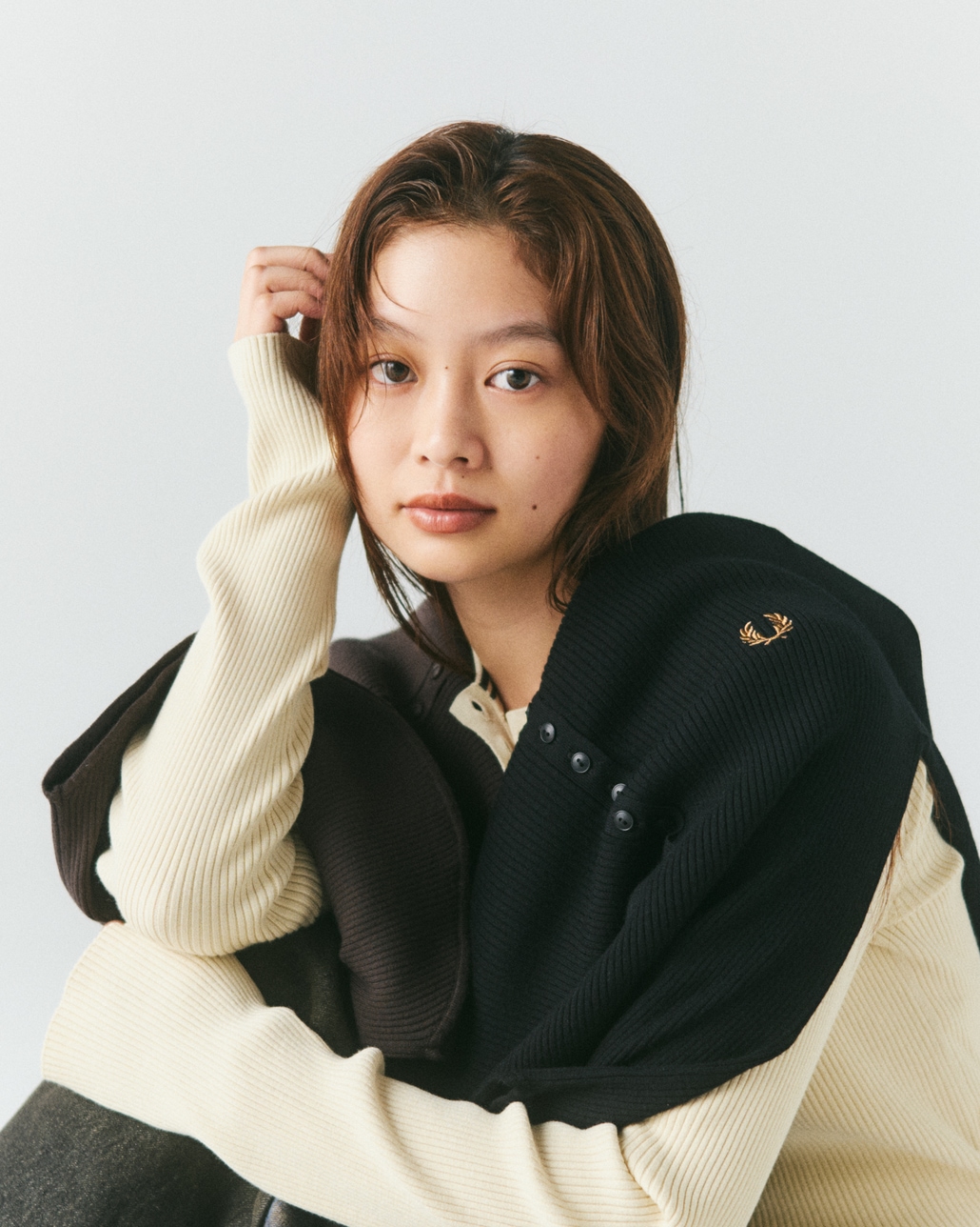 FRED PERRY [フレッドペリー] 別注 ワンポイントロゴ刺繍 ヘンリーネックリブニット [FPW-26A-009-JF]です。