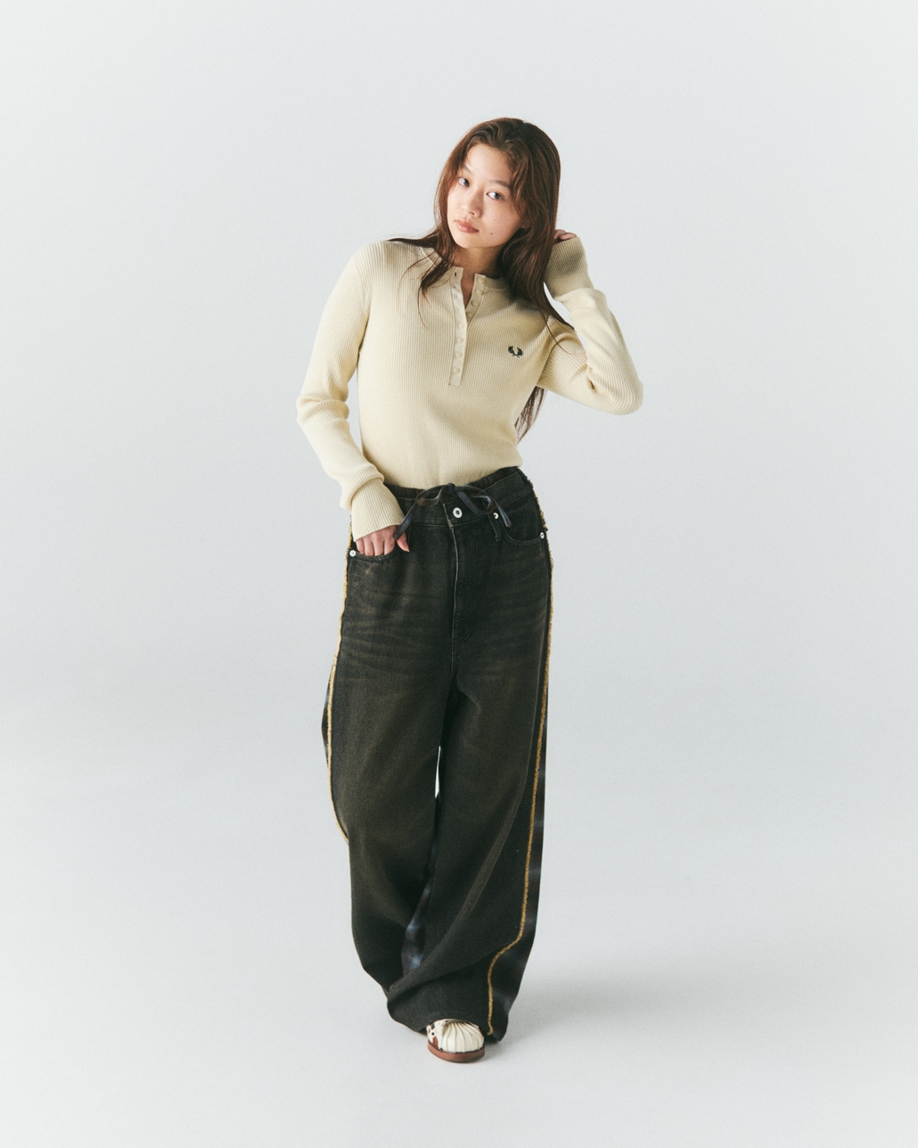FRED PERRY [フレッドペリー] 別注 ワンポイントロゴ刺繍 ヘンリーネックリブニット [FPW-26A-009-JF]です。